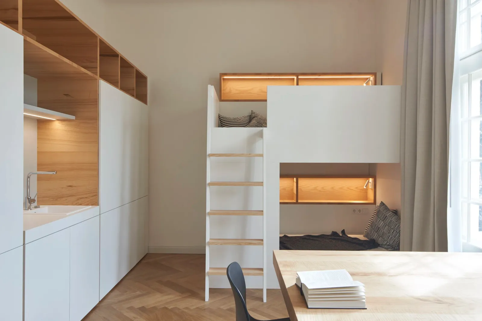 Zimmer mit Hochbett-Einbau, Kitchenette und Schreibtisch