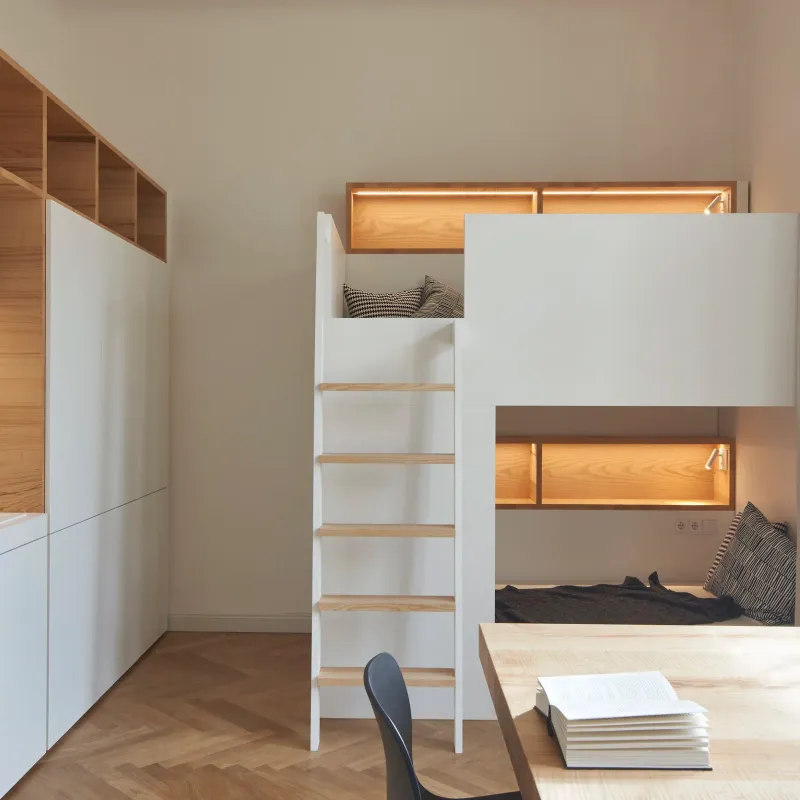 Zimmer mit Hochbett-Einbau, Kitchenette und Schreibtisch