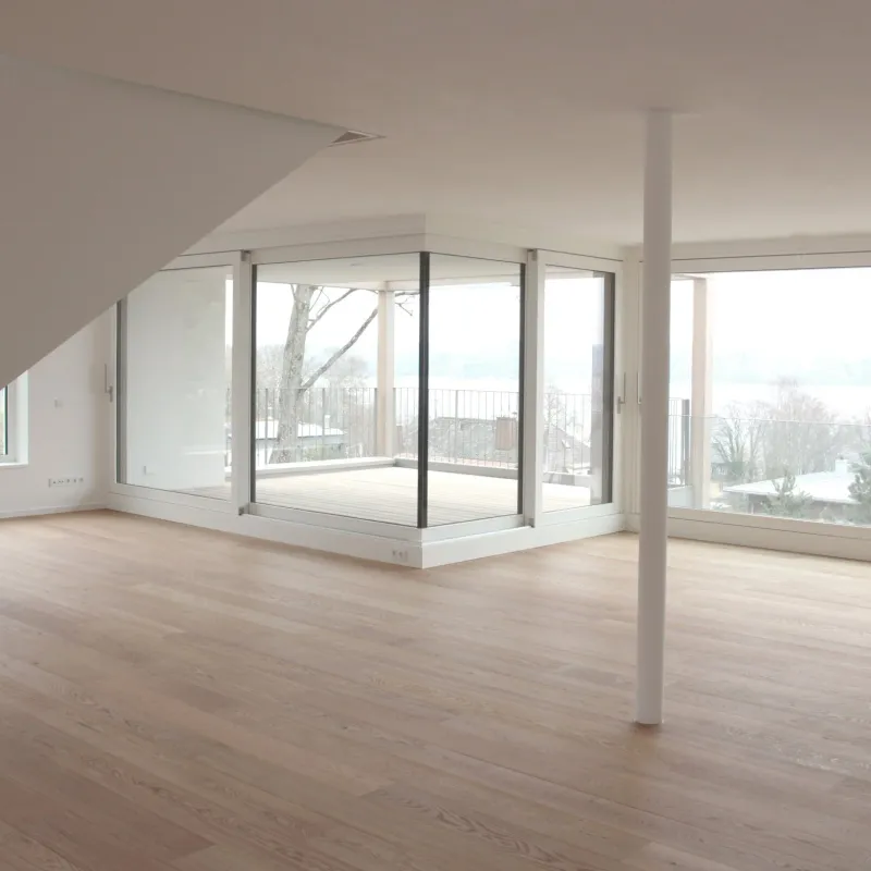 Wohnraum mit Eckverglasung und Seeblick