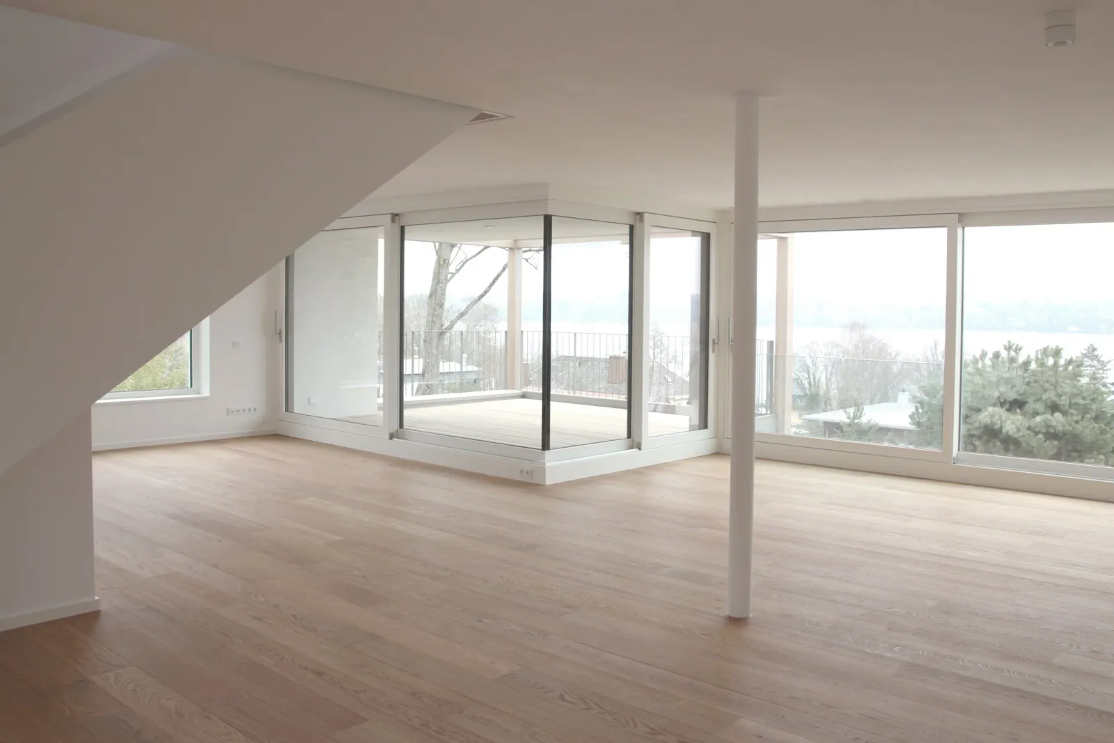 Wohnraum mit Eckverglasung und Seeblick