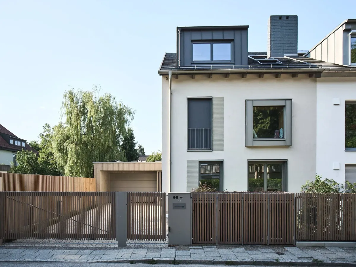 Straßenansicht mit Lamellenzaun und Garage