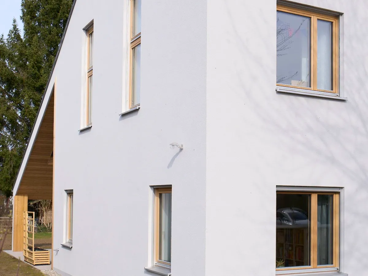 Giebelfassade mit Fenstern, Eckansicht