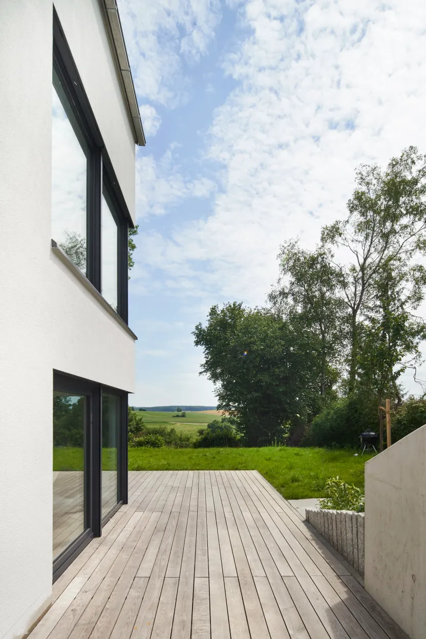 Terrasse mit Blick auf Garten und hügelige Landschaft