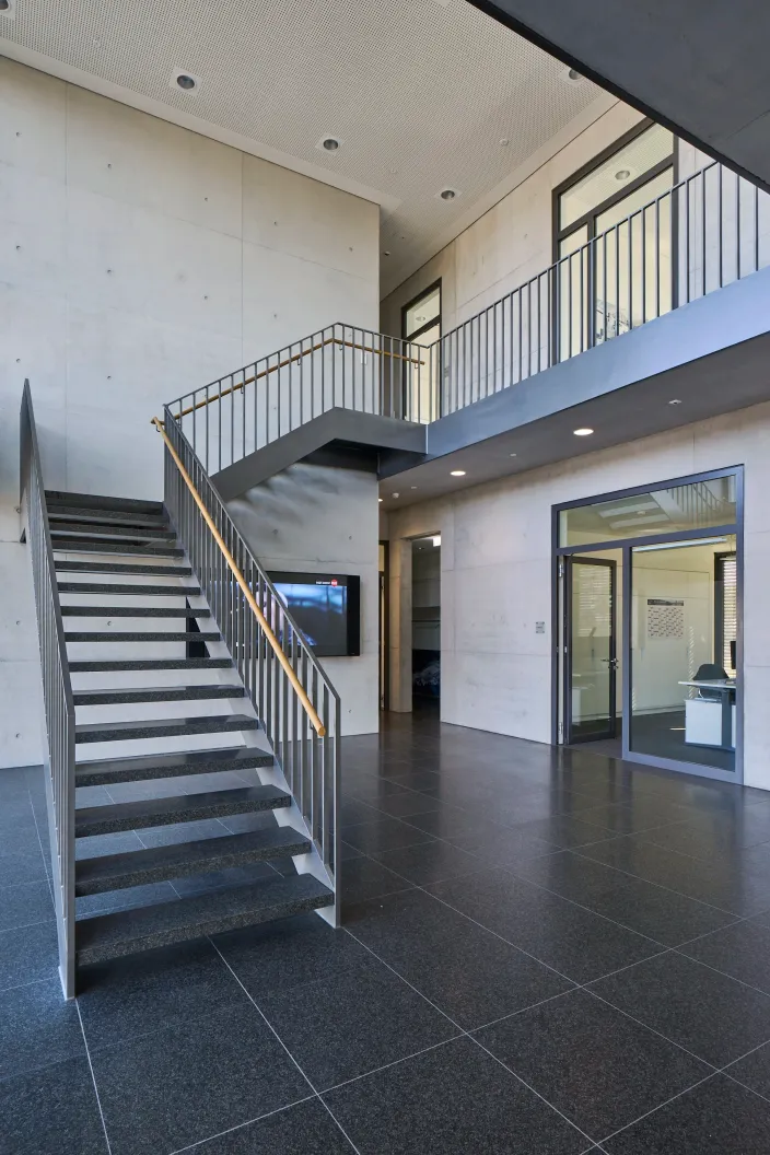 Foyer mit Treppenaufgang und Bildschirm, Blick zur Galerie