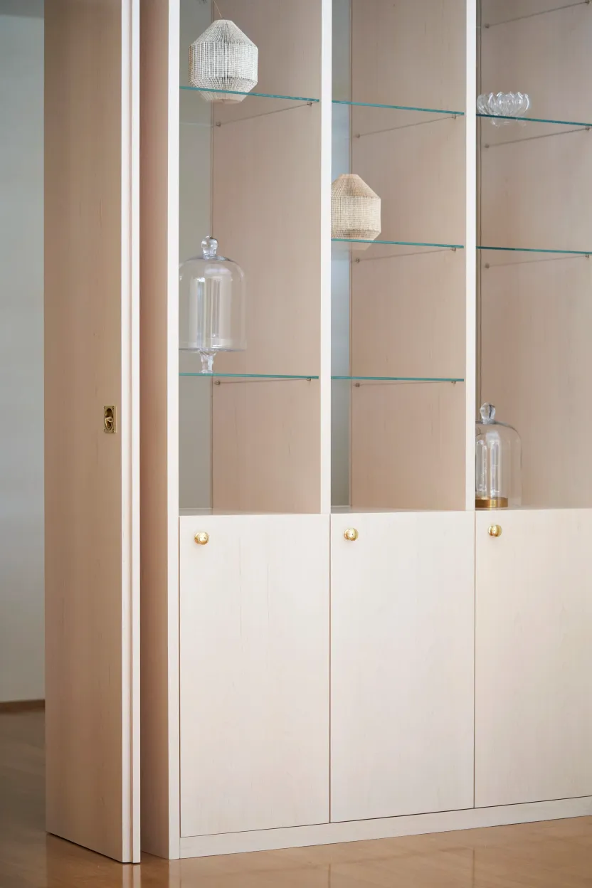 Vitrinenregal mit Glasböden und Messingdetails