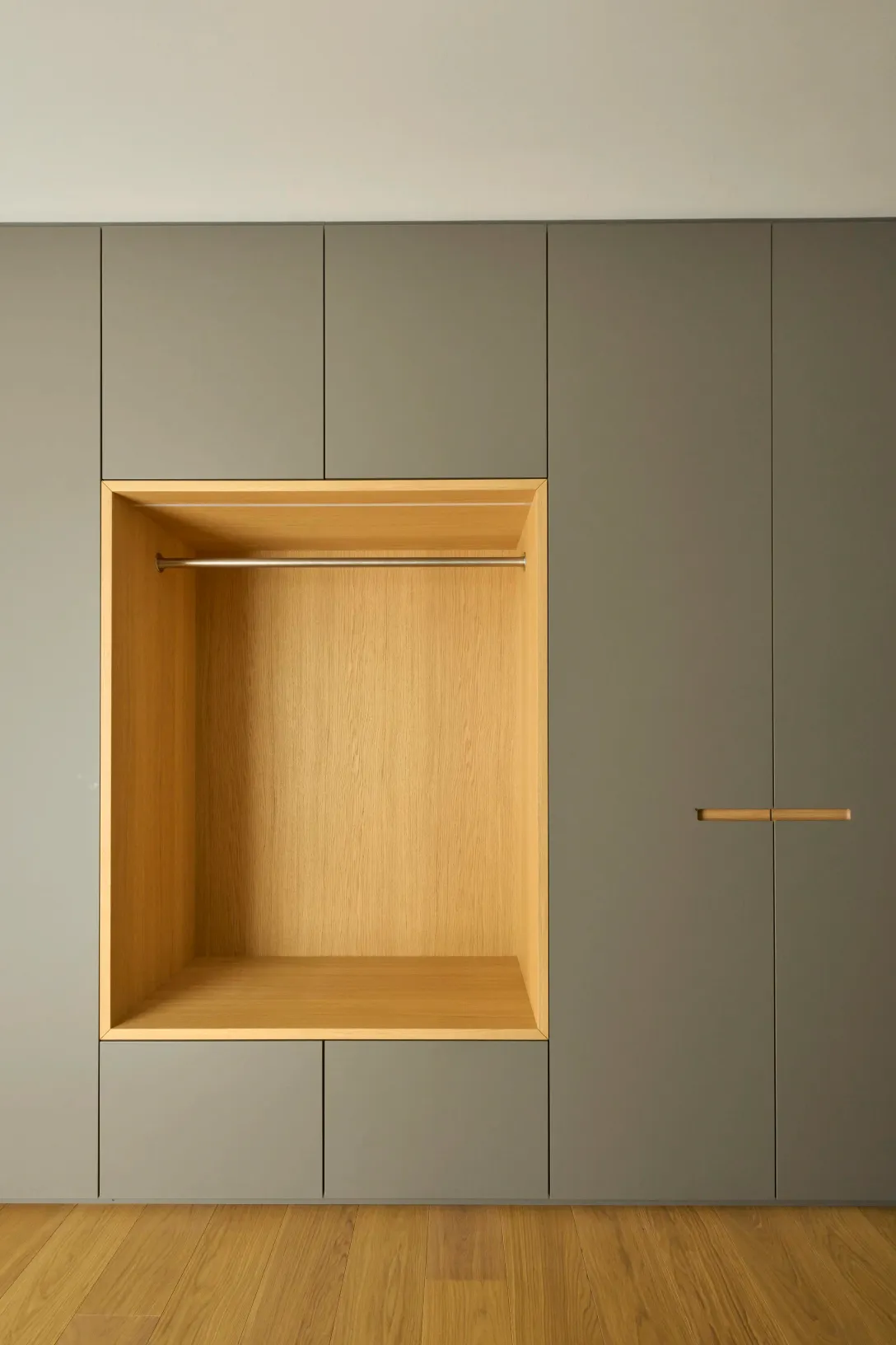 Einbauschrank mit offener Garderobennische aus Eichenholz, Detail