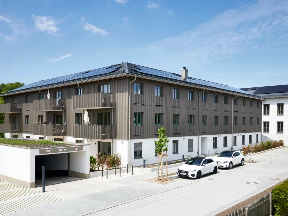 Luftaufnahme mit Innenhof und Photovoltaikanlage auf dem Dach