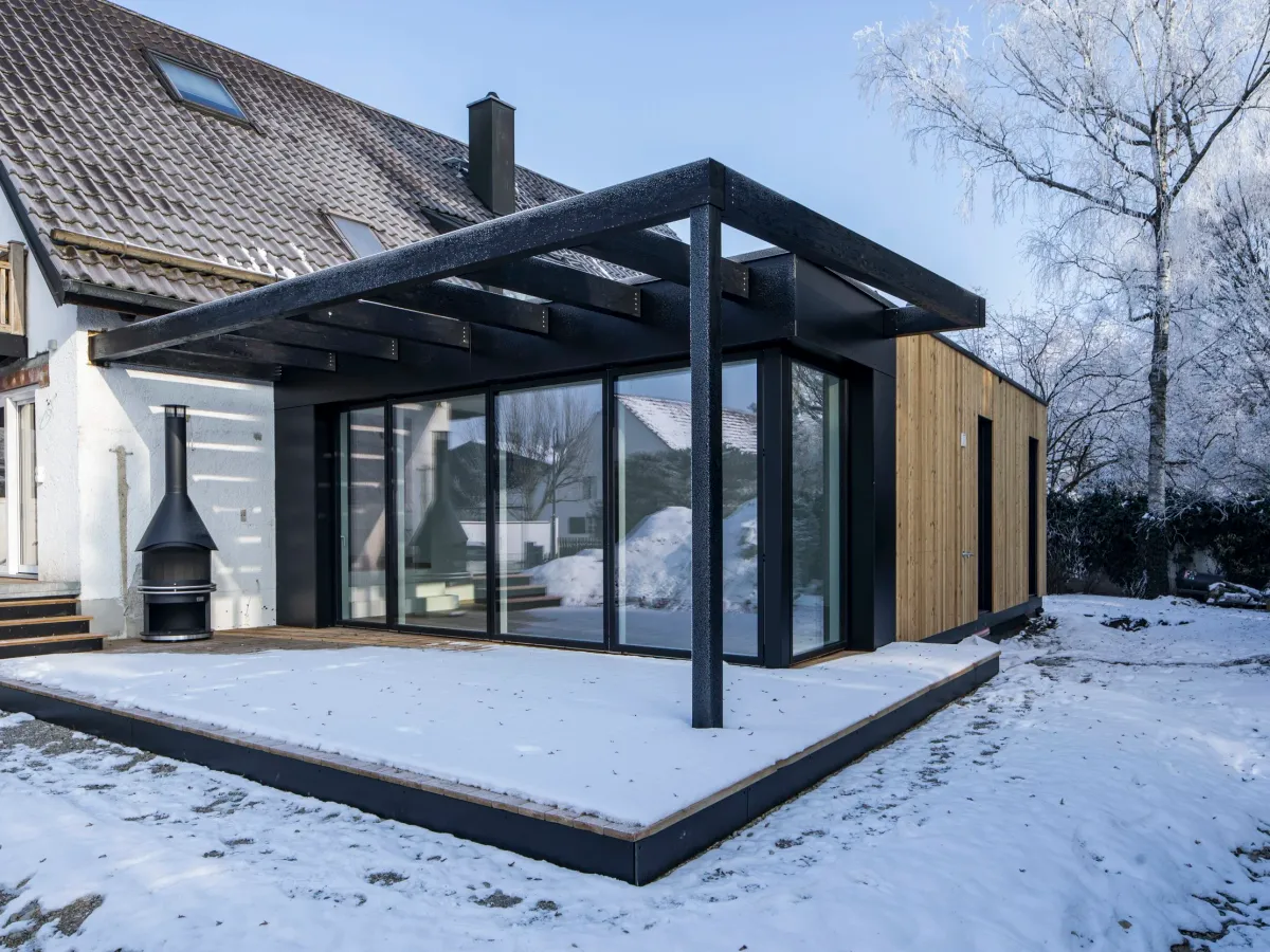 Terrasse mit Pergola und Bestandshaus im Winter