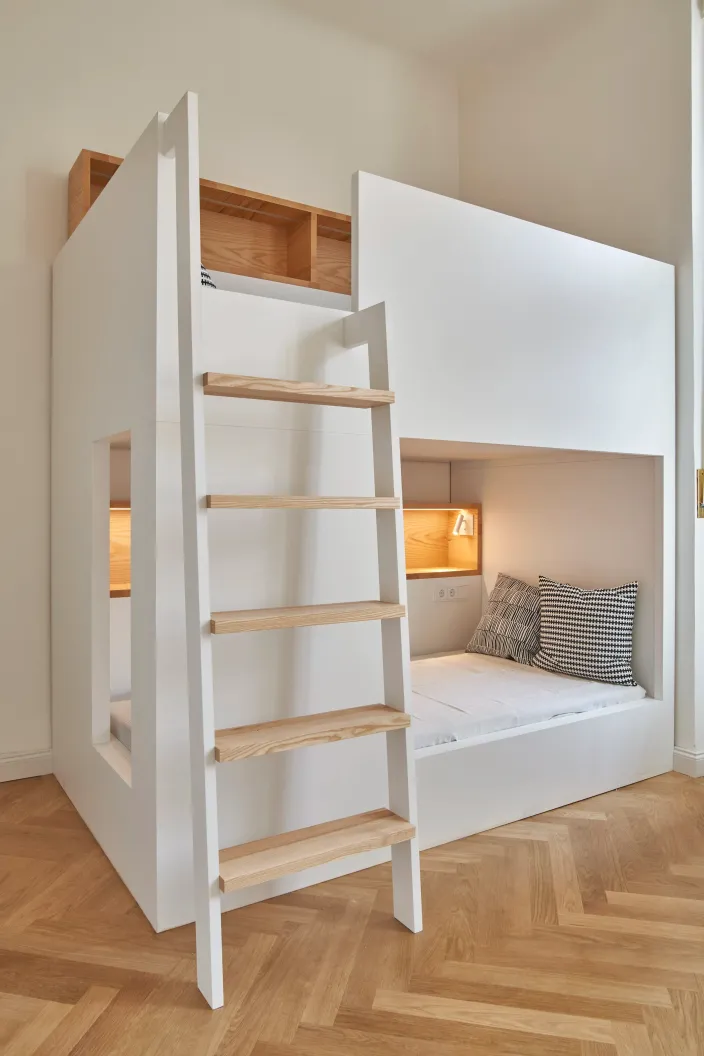Hochbett mit Leiter und beleuchteten Fächern, Ansicht 2