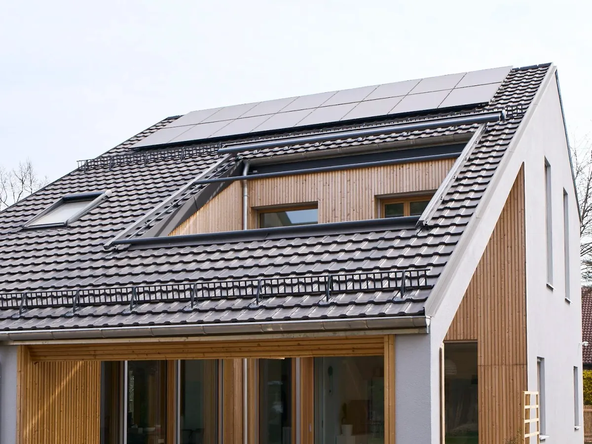 Rückansicht mit überdachter Terrasse und Holzfassade