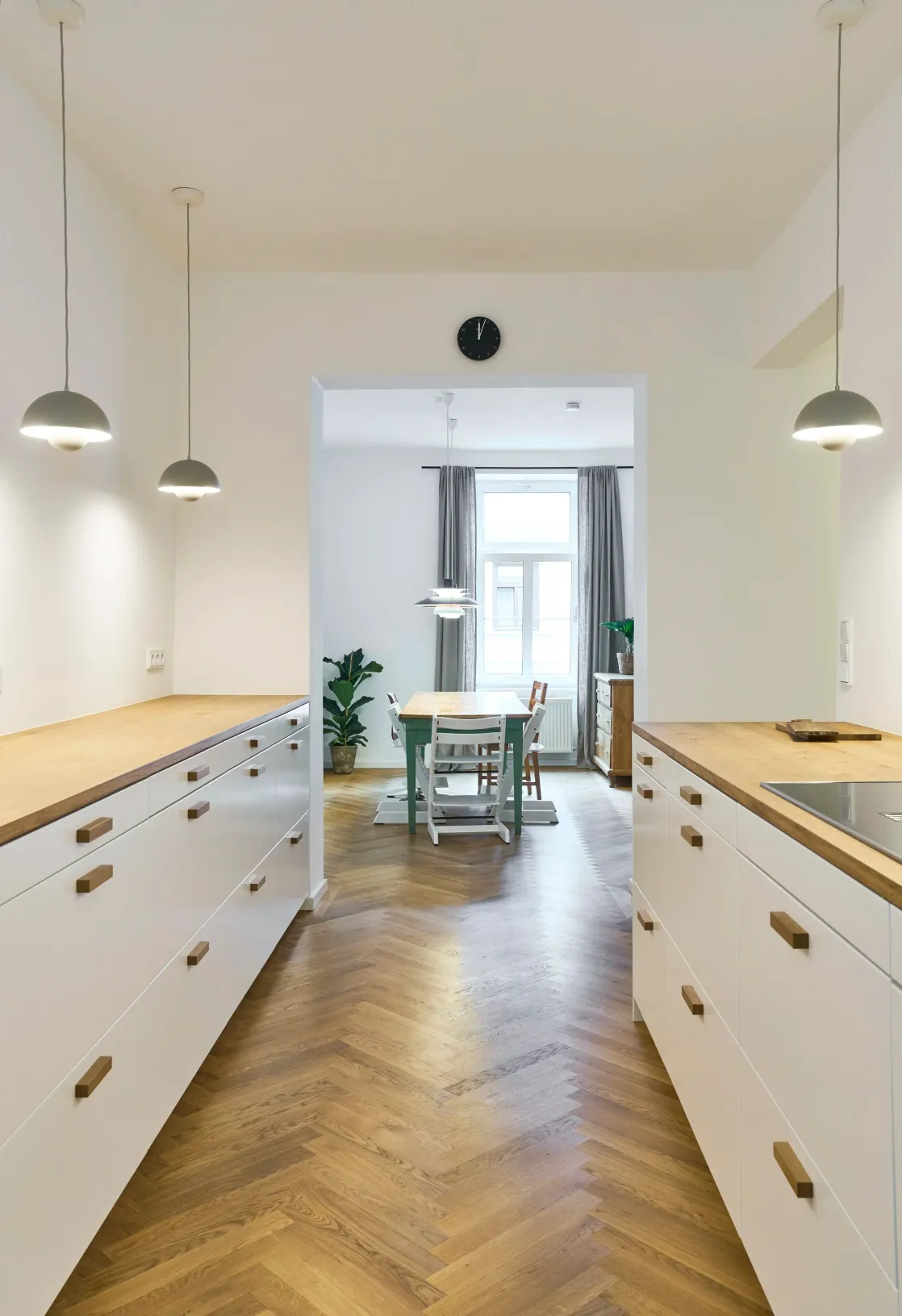 Küche mit Blick ins Esszimmer