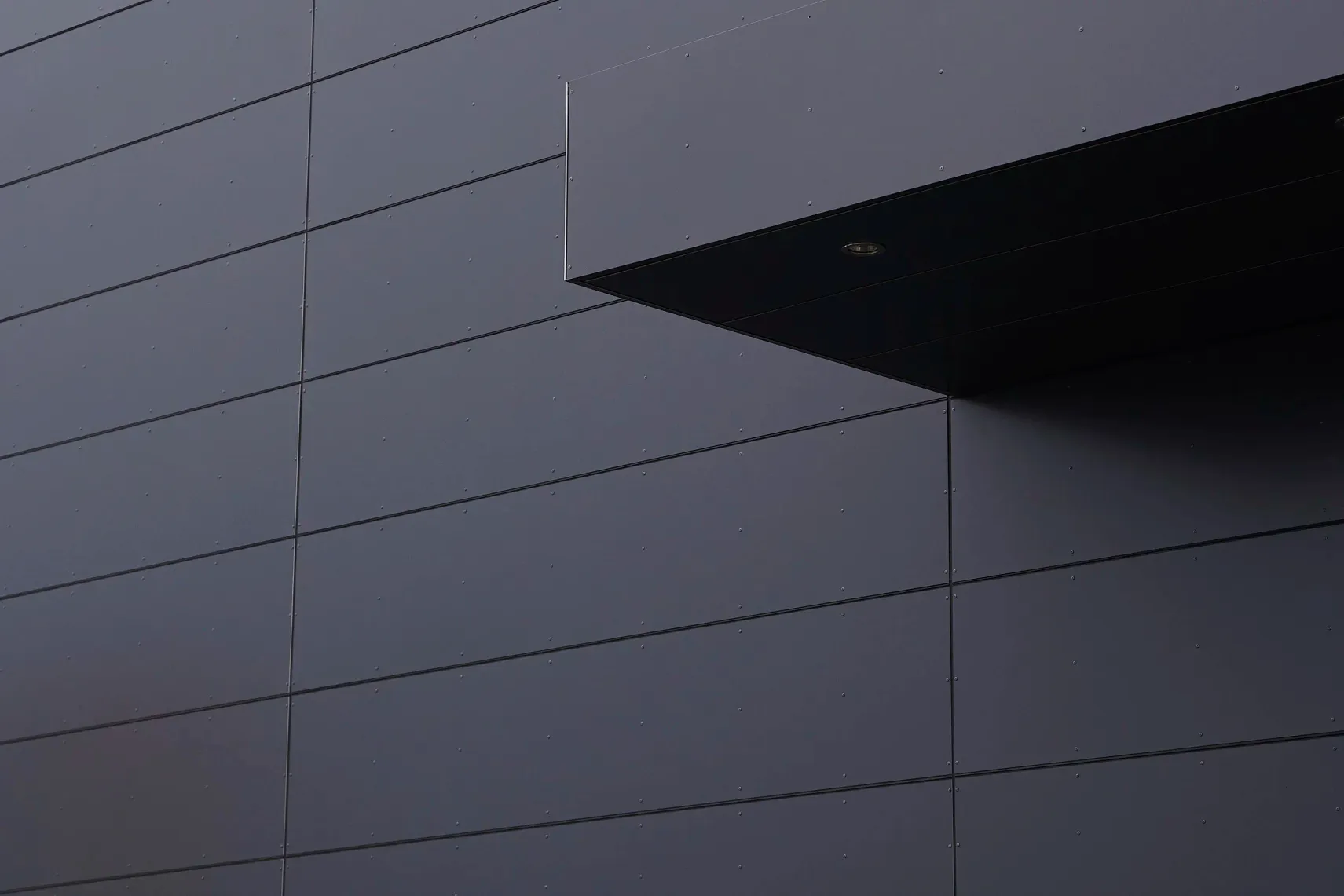 Fassadendetail mit auskragender Kante und Einbauleuchte