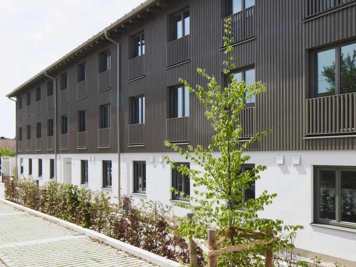 Fassadendetail mit Holzlamellen und Balkonen