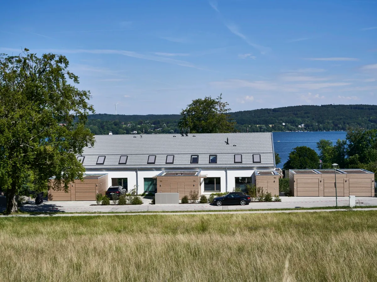 Häuserzeile mit Blick auf den Starnberger See