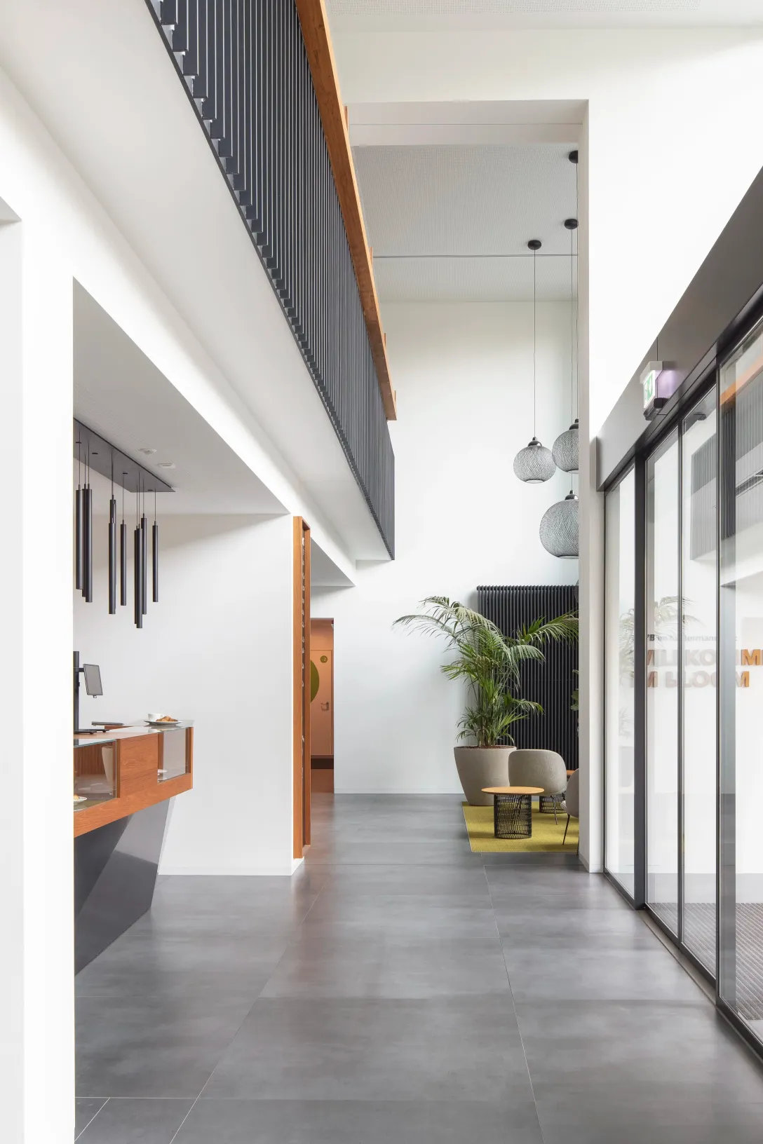 Lobby mit Blick zur verglasten Eingangstür