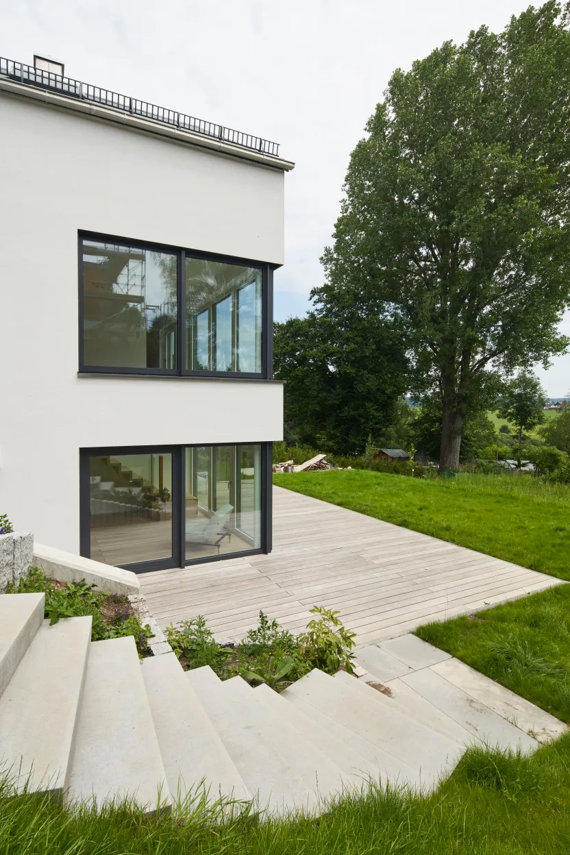 Hausecke mit Freitreppe und Blick zum Garten