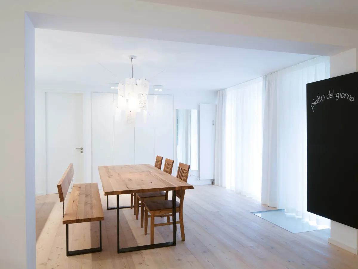 Essbereich mit Tafel „piatto del giorno“ und Glasbodenluke