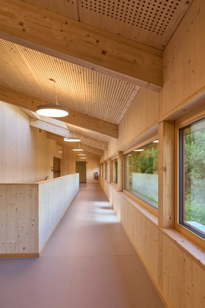 Flur im Obergeschoss mit Fensterband zum Wald