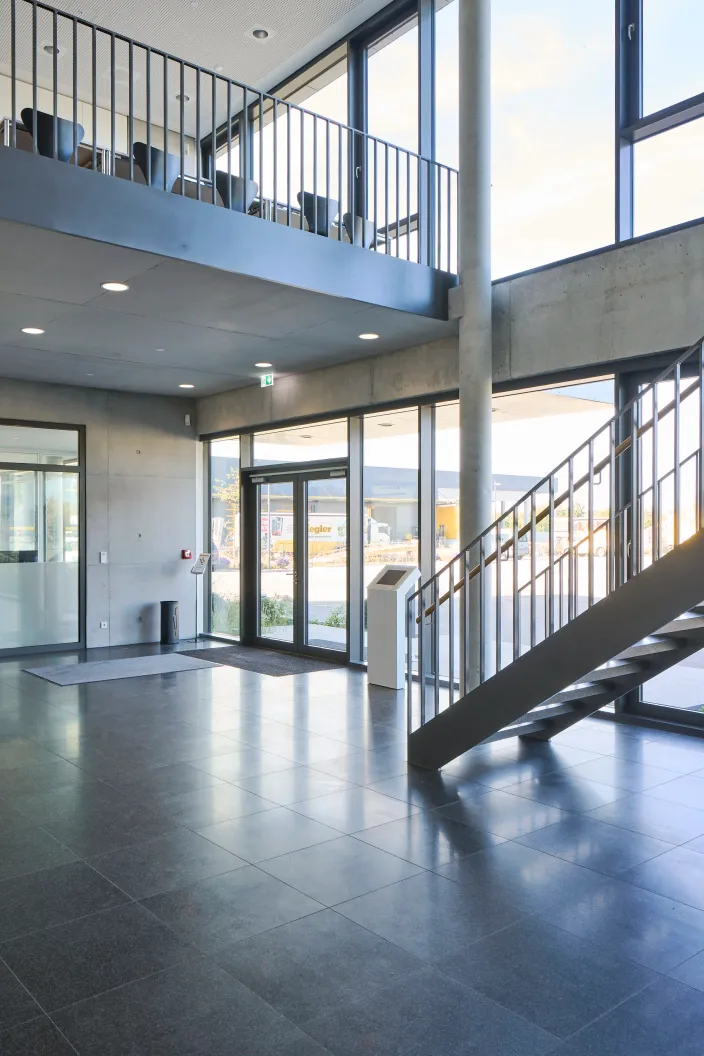 Foyer mit Eingangstür und Blick auf den Vorplatz