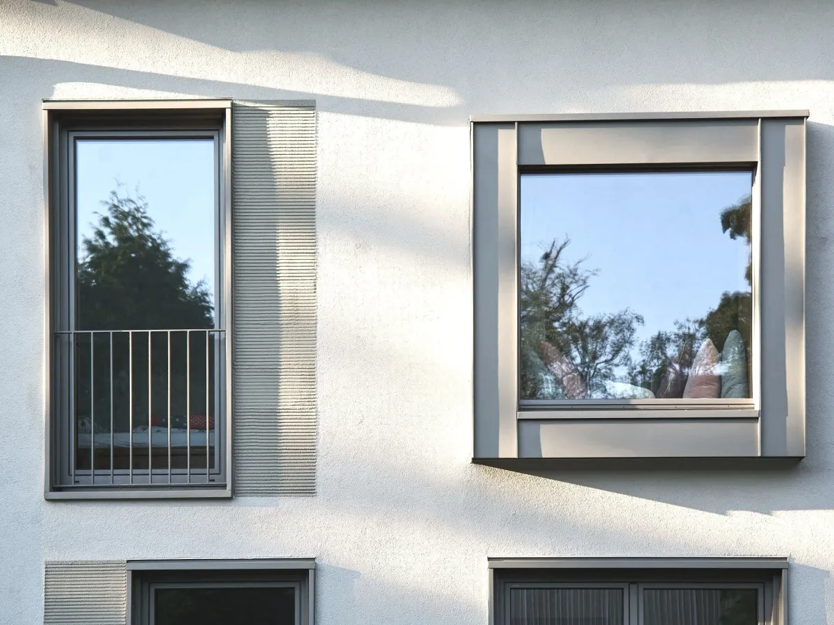 Fassadendetail mit Fensterlaibungen