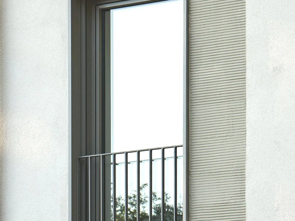 Fenster mit Balkongeländer, Detail