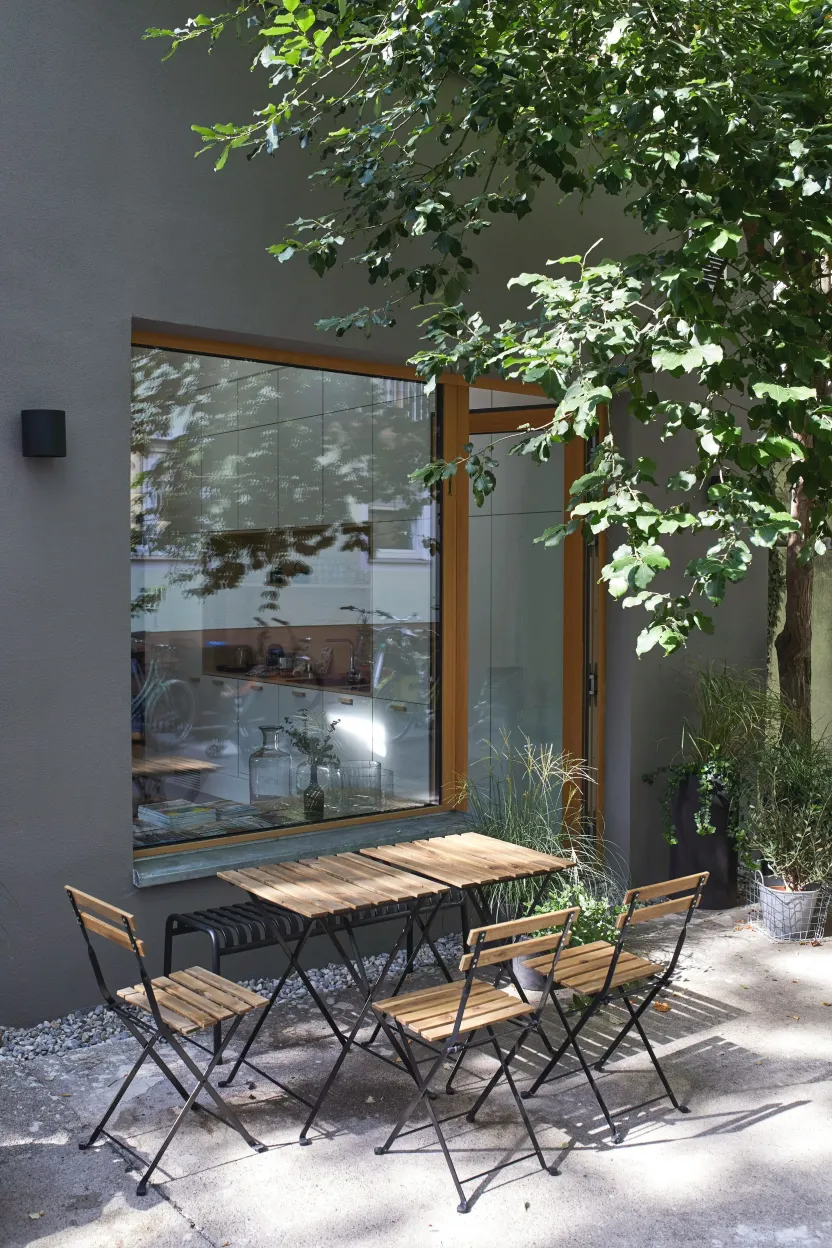 Küchenfenster mit Sitzgruppe im Innenhof