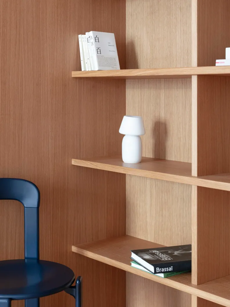 Bücherregal, Detail mit Leselampe