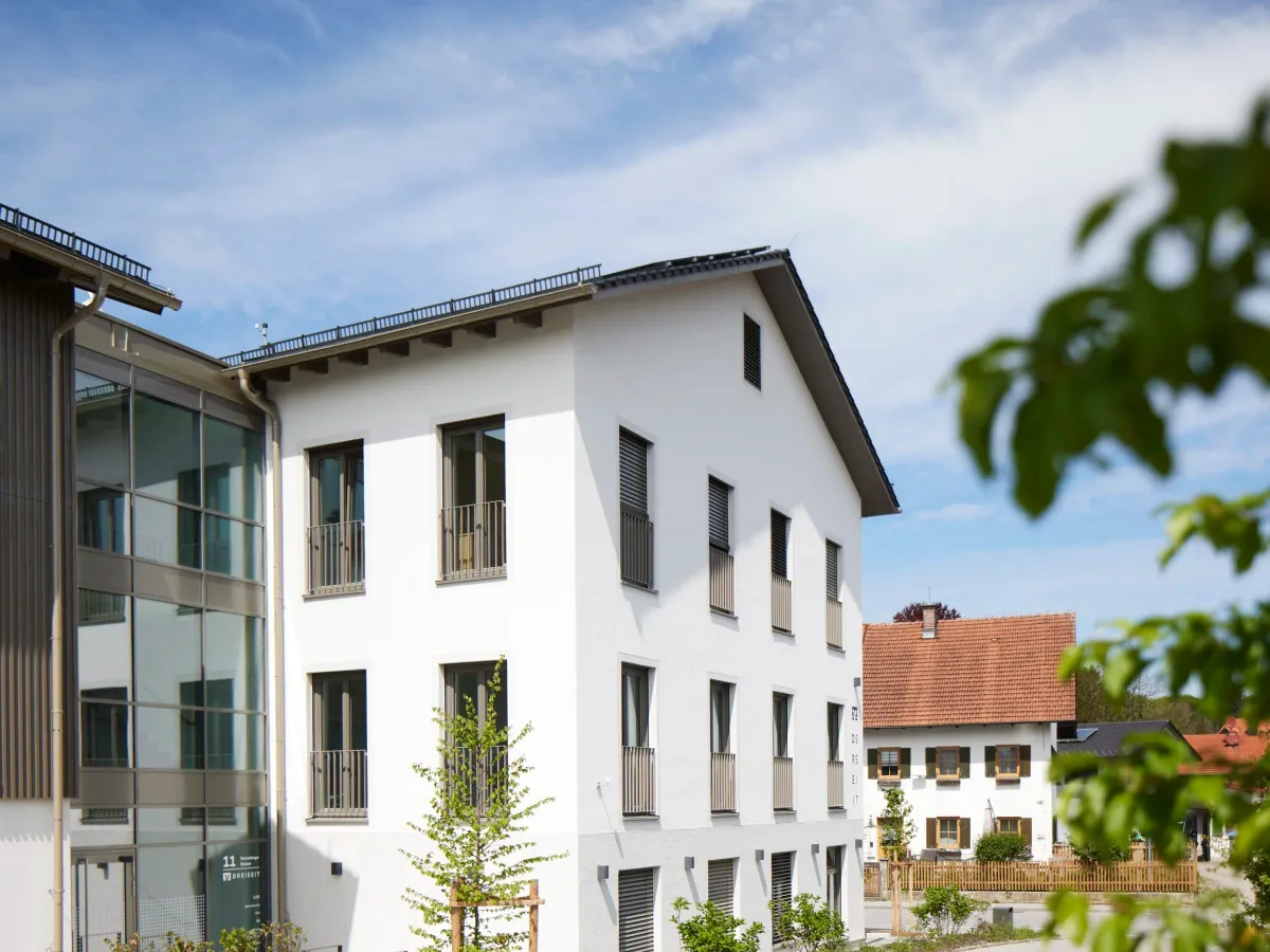Gewerbebau mit weißer Putzfassade und Glaseingang