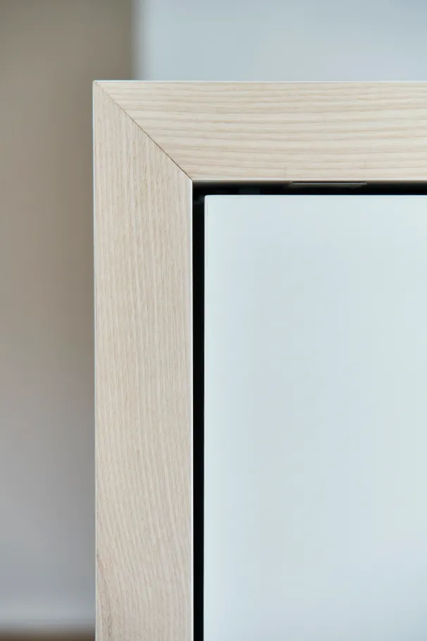 Eckdetail eines Einbauschranks aus Eichenfurnier