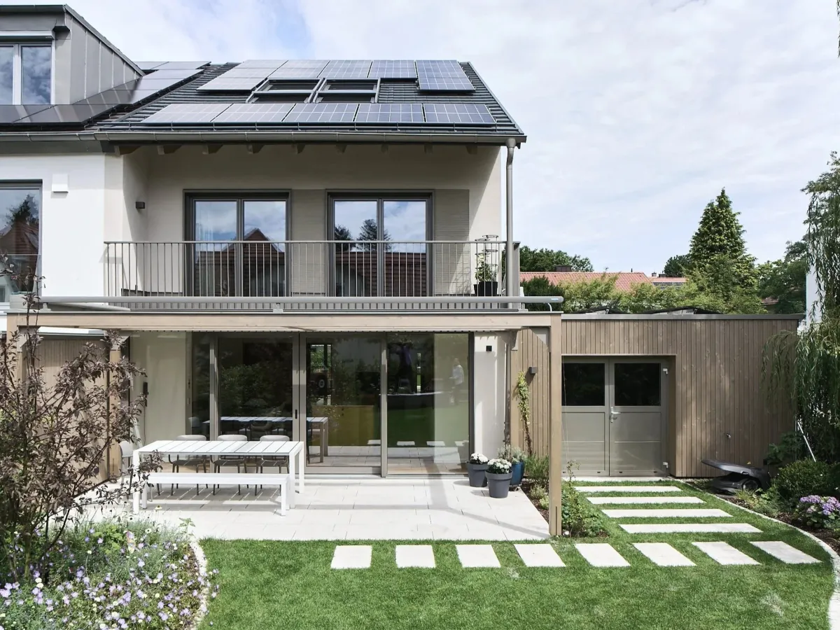 Terrasse mit Gartenmöbeln und Solardach