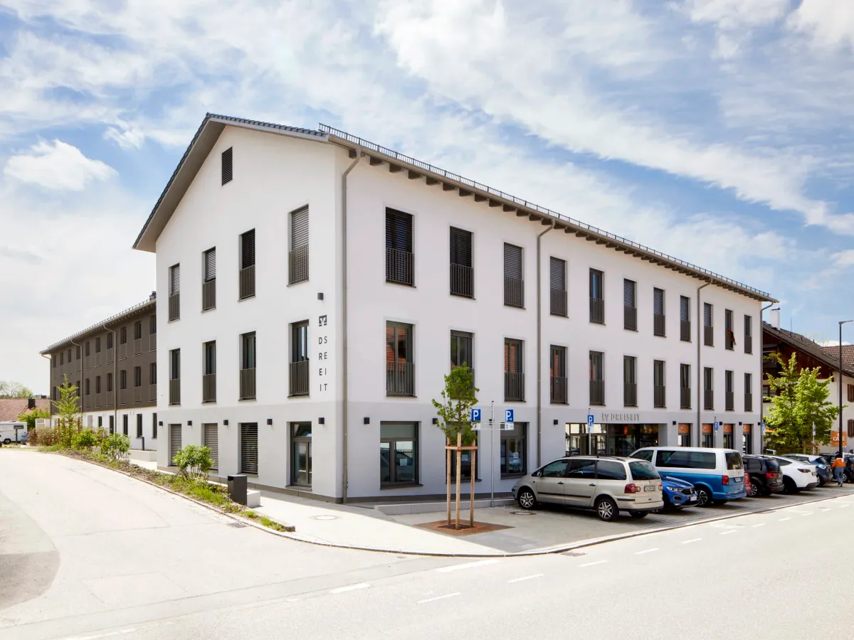 Straßenecke mit Gewerbebau und Eingang Dreiseit