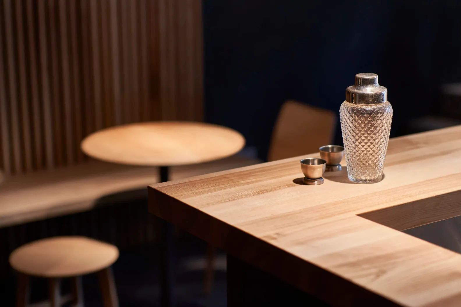 Thekendetail mit Cocktailshaker und Metallbechern
