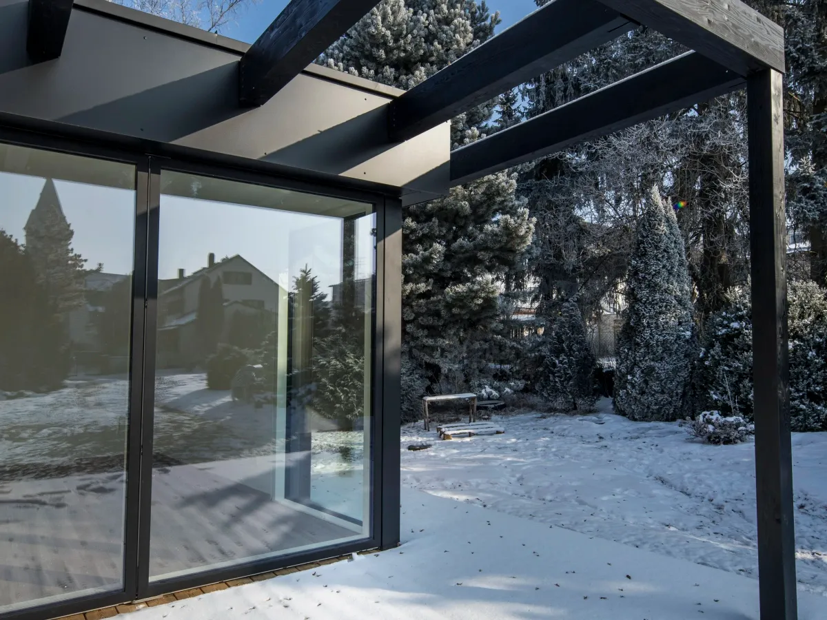 Pergola mit Blick in den winterlichen Garten