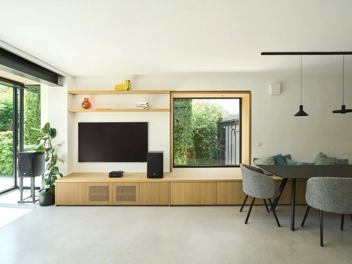 Wohnzimmer mit Sitzfenster und Medienwand