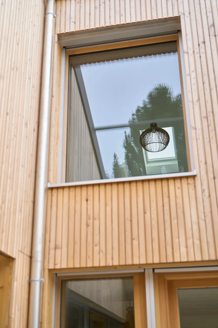 Fenster mit Pendelleuchte, Fassadendetail