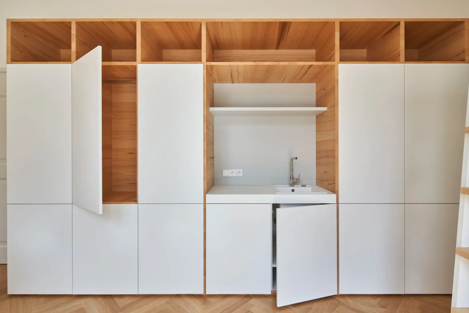 Einbauschrank mit offener Kitchenette-Nische