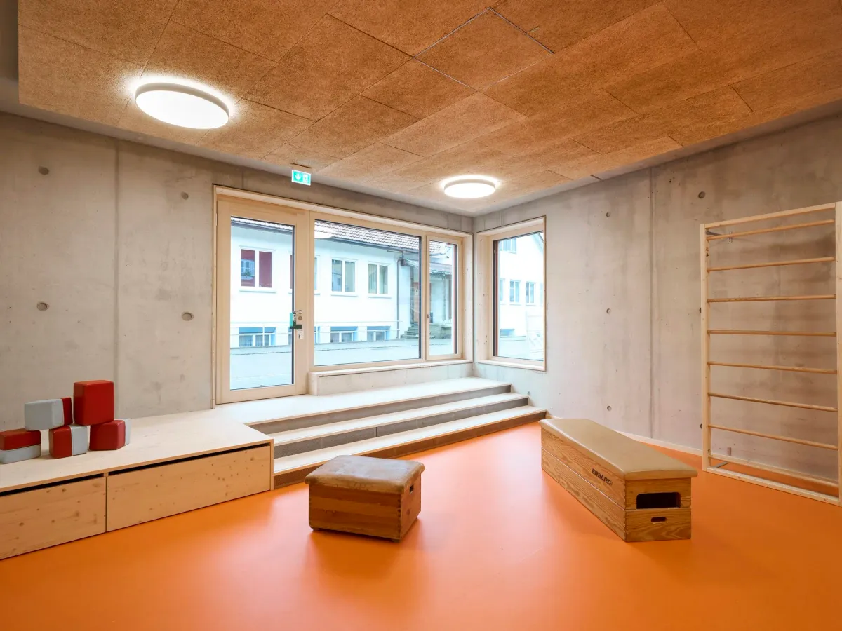 Bewegungsraum mit Sprossenwand und Turngeräten