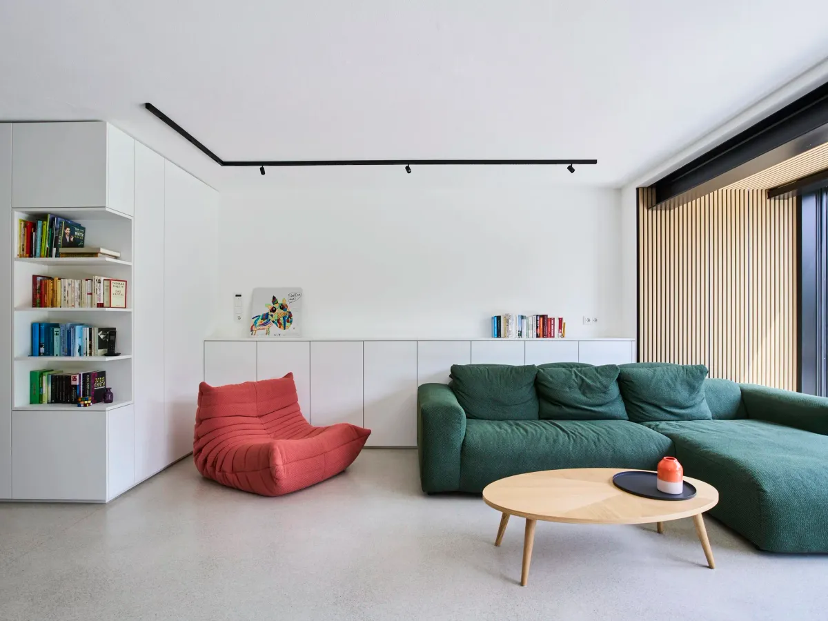 Wohnbereich mit Sektionalsofa und Bücherregal