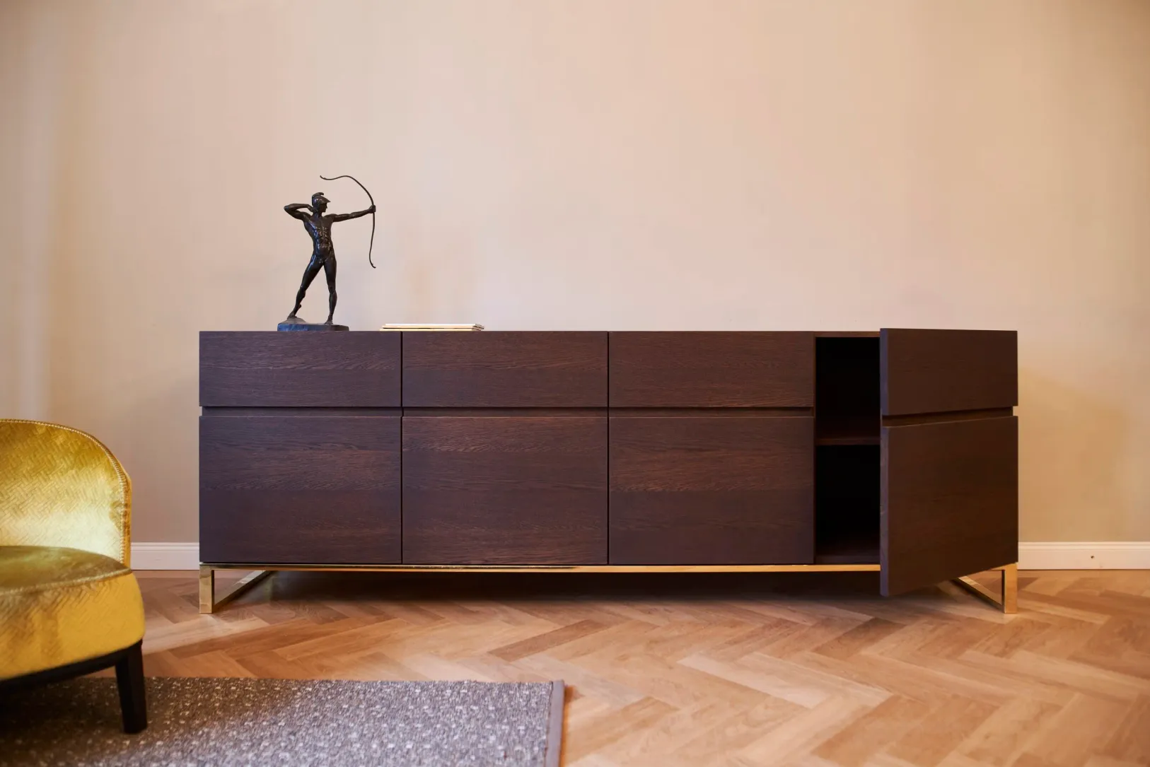 Sideboard mit Bogenschützen-Figur, Detail