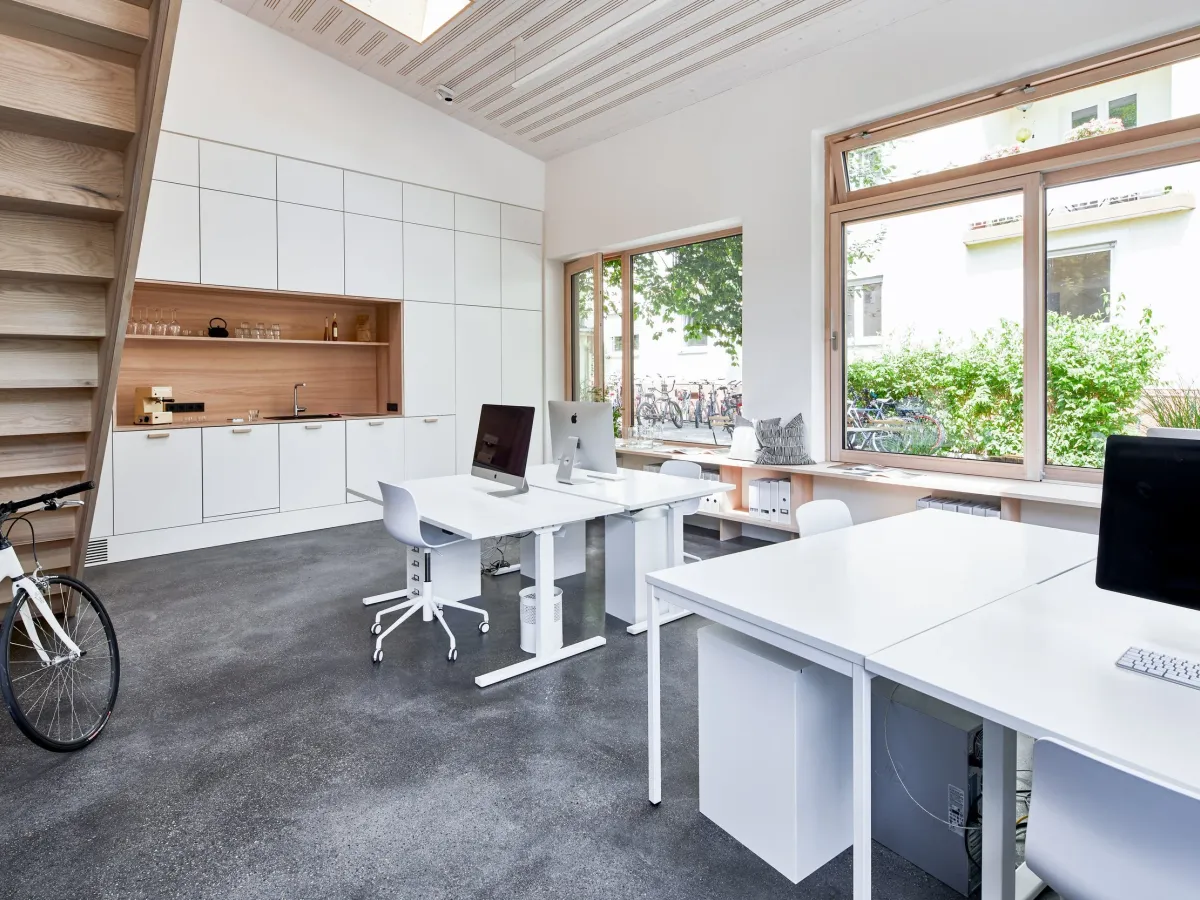 Arbeitsplätze mit Blick zur Küchenzeile und zum Hof