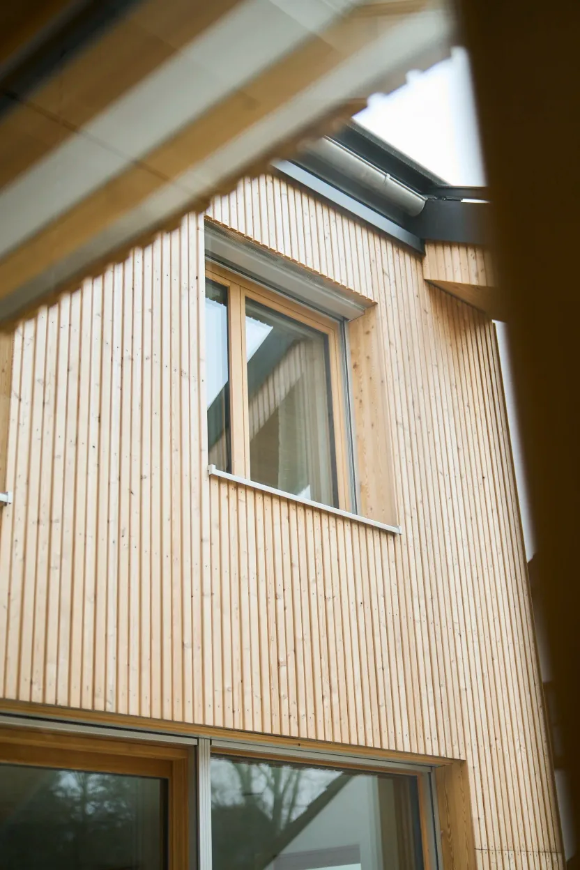 Holzfassade mit Fenster, Detail von unten
