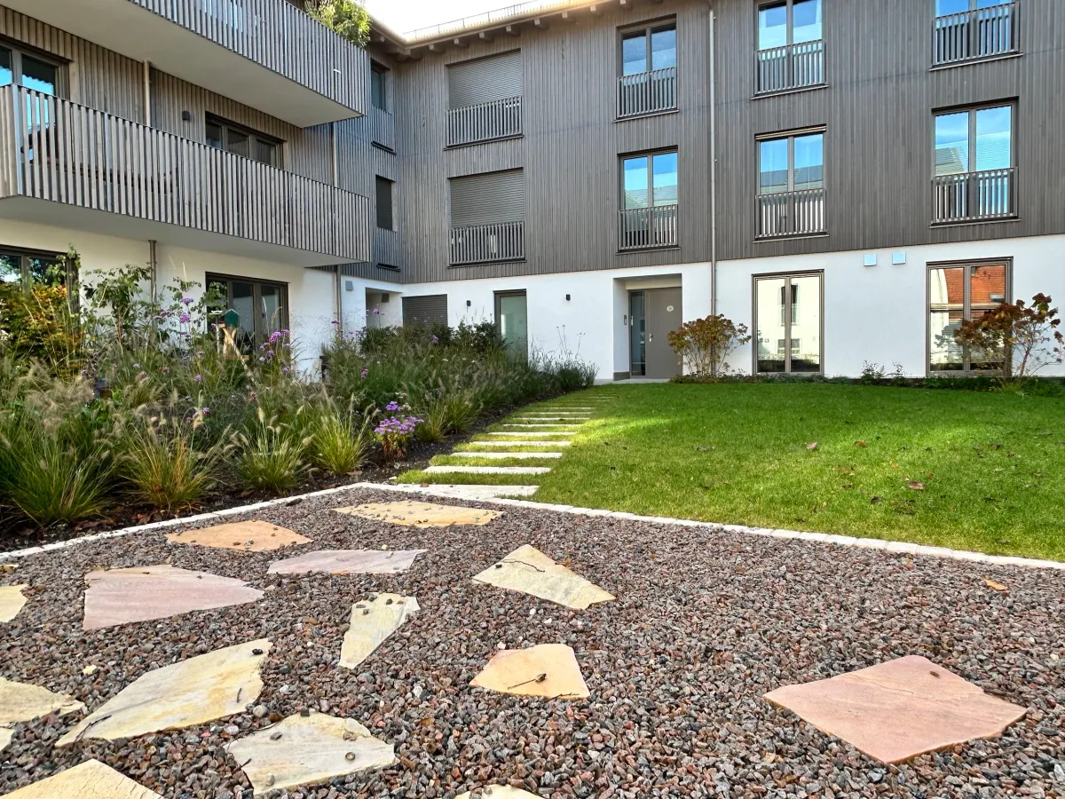 Innenhof mit Terrassenzugängen und Gartenanlage