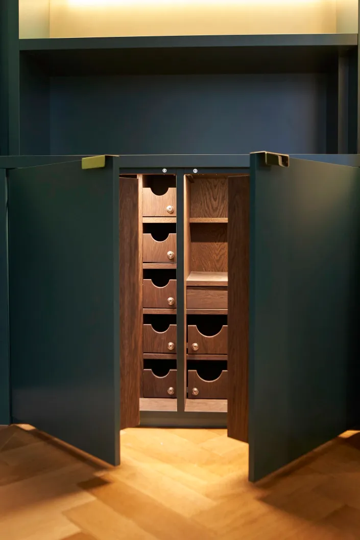 Geöffneter Schrank mit Schubladen für die Barsammlung