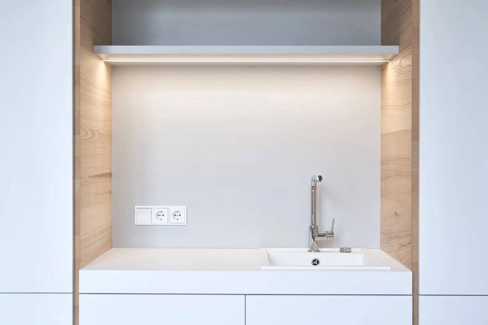 Kitchenette mit Spüle und Armatur, Detail