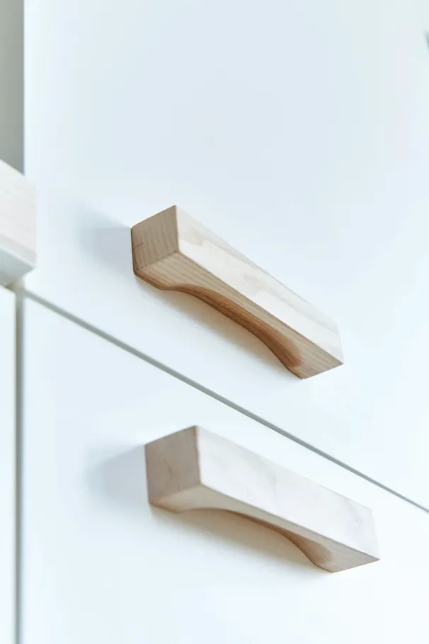 Zwei Holzgriffe an Schrankfronten, Detail