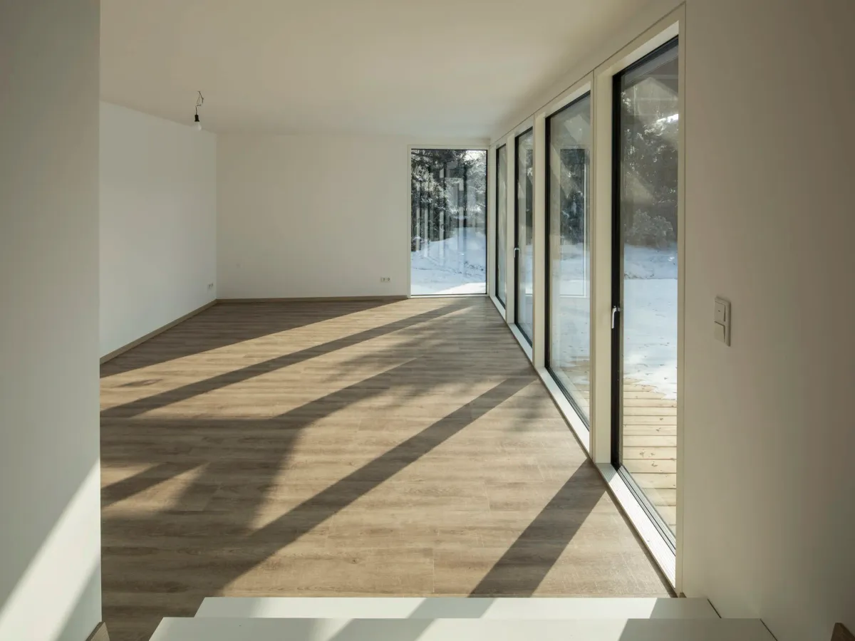 Verglasung mit Blick auf Terrasse und Garten