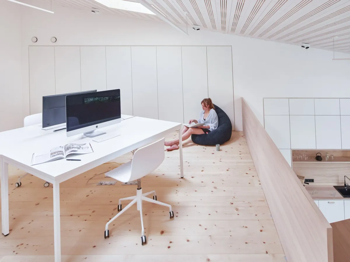 Galerie mit Sitzsack und Blick in die Küche