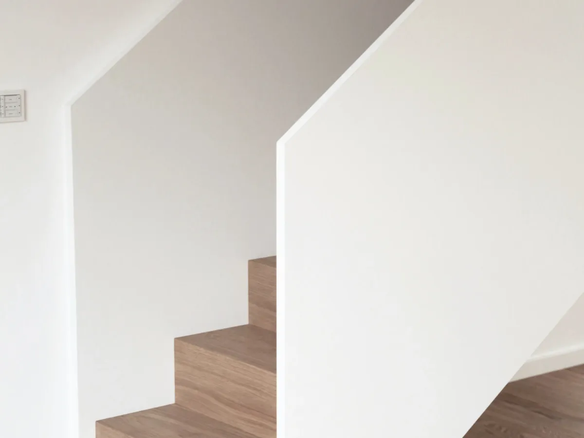 Frei auskragende Holzstufen der Treppe, Detail