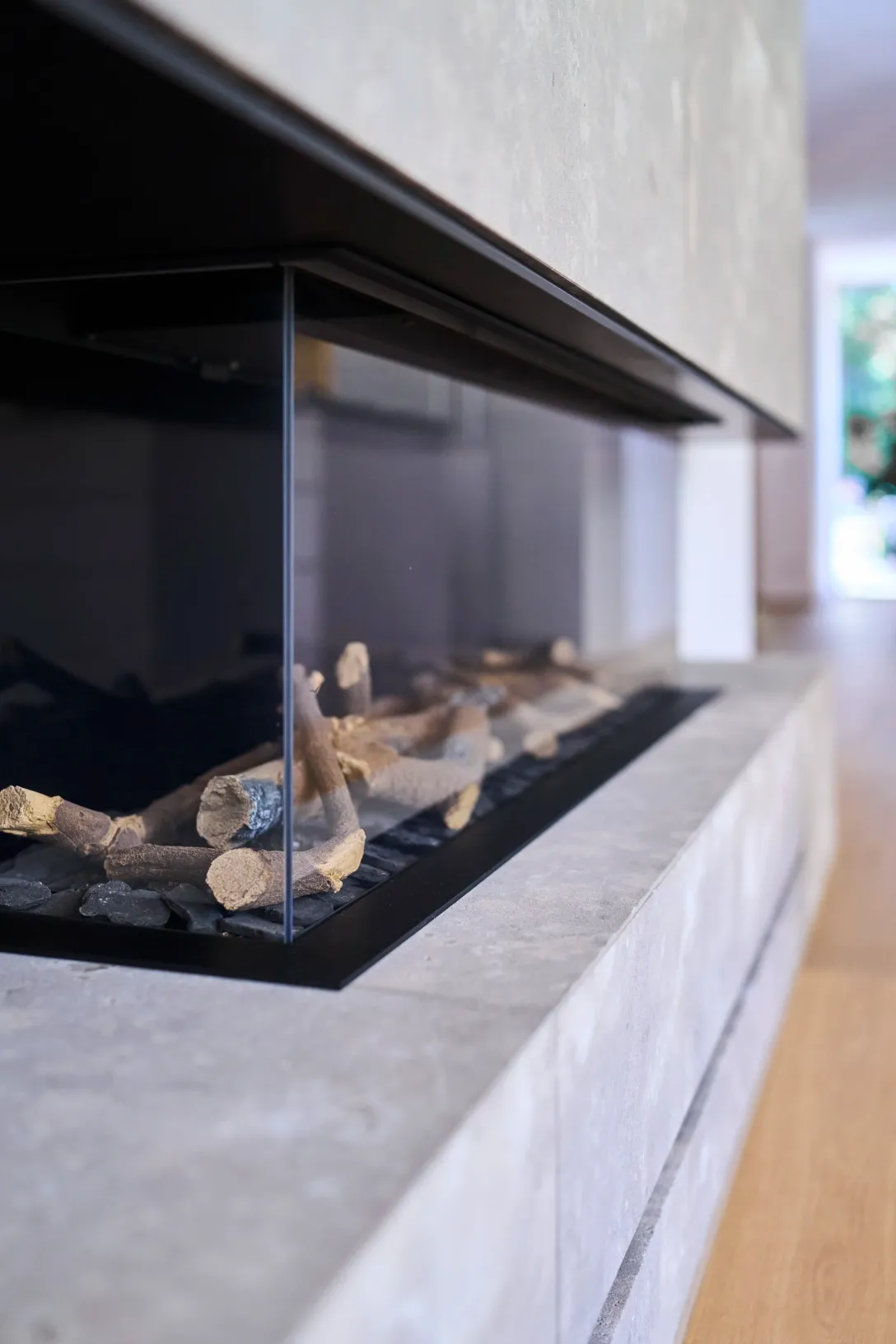 Kamin mit Brennholz, Detail
