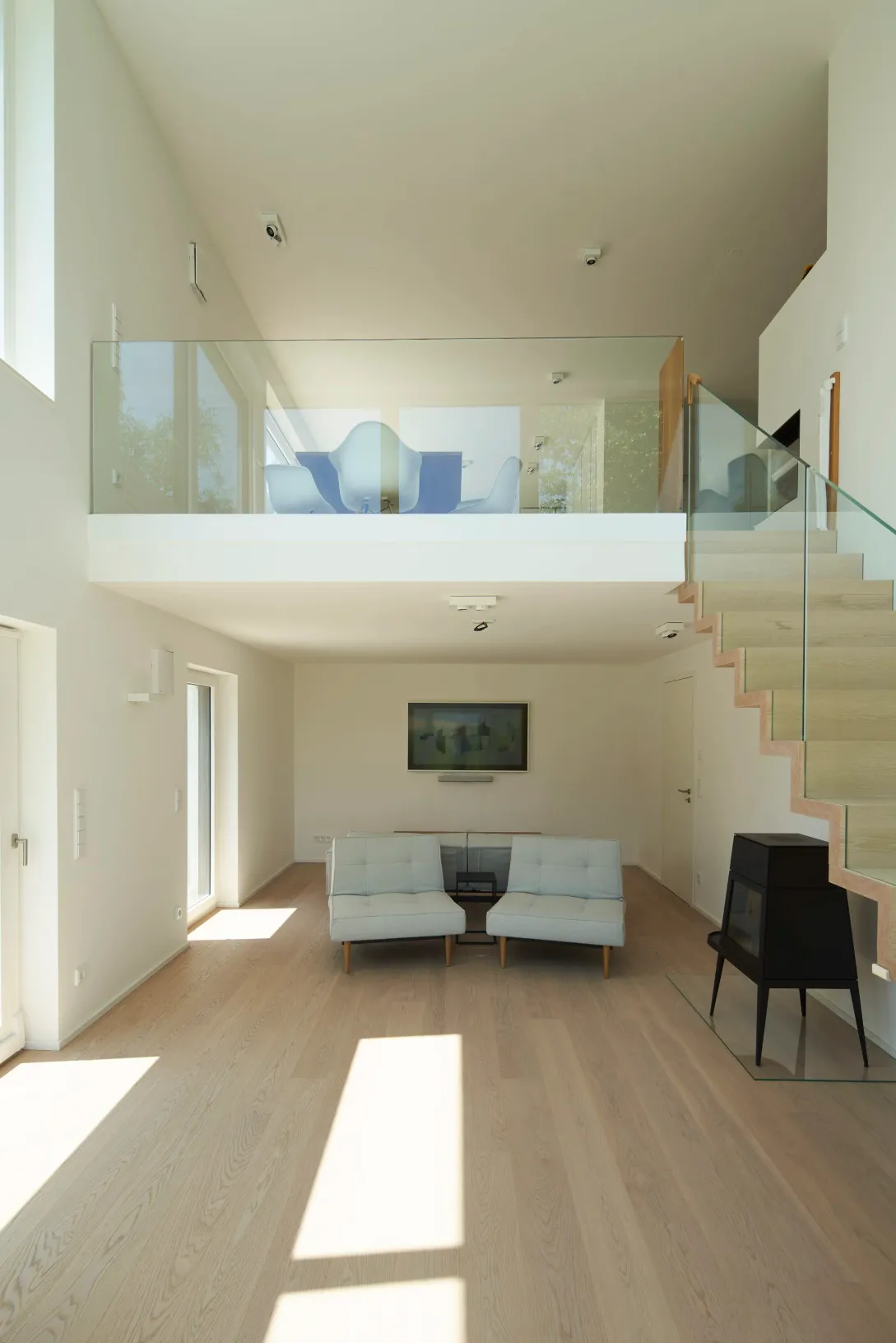 Blick von der Galerie in den Wohnraum mit Kaminofen